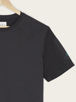 détail manche t-shirt Nemo noir à plat