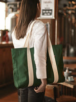 sac fabio vert sapin porté à l'épaule