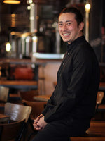 chemise noire sandro portée