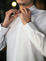 détail chemise blanche sandro
